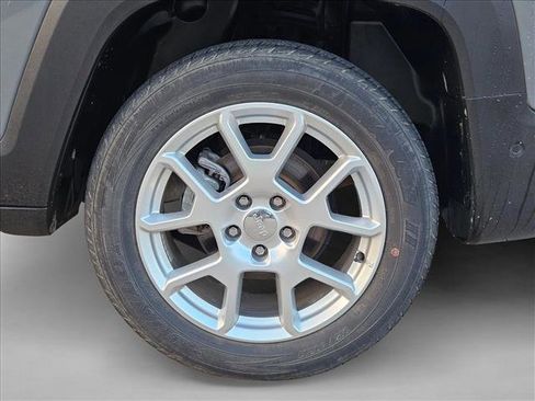 Used 2020 Jeep Renegade Latitude w/ UConnect 8.4 Nav Group image 24