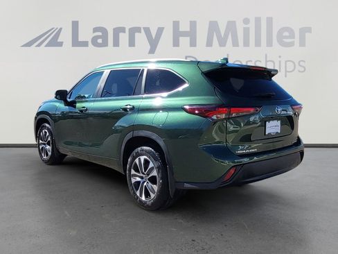Used 2024 Toyota Highlander XLE image 3