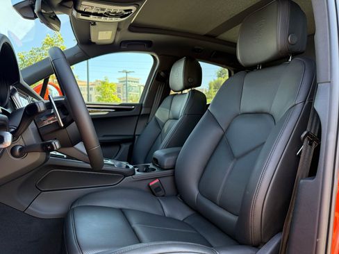 Used 2025 Porsche Macan AWD/4WD image 5