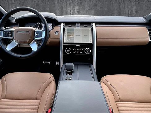 Used 2024 Land Rover Discovery Metropolitan Edition image 7