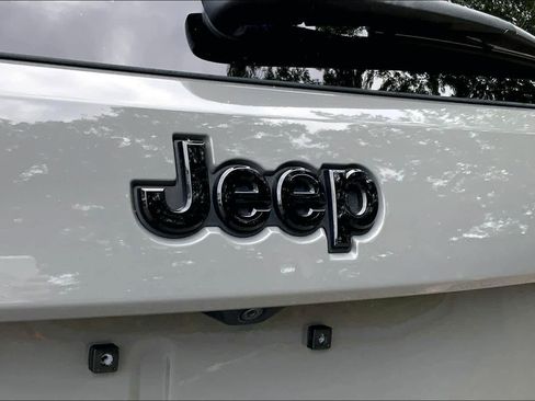 Used 2019 Jeep Grand Cherokee Altitude AWD/4WD image 30