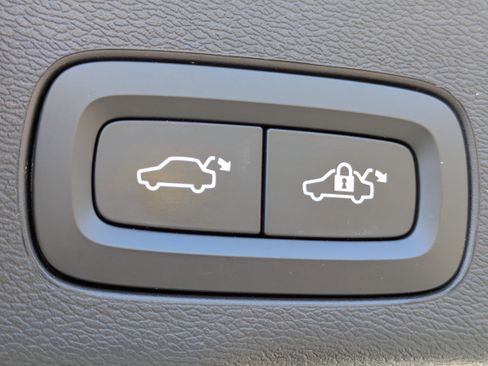 Used 2021 Volvo XC60 T5 Momentum w/ Protection Package Premier image 18