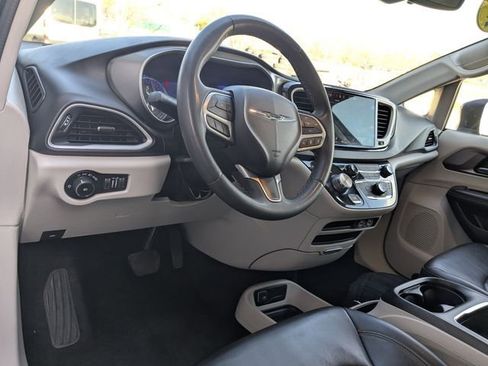 Used 2023 Chrysler Pacifica Touring-L FWD image 2