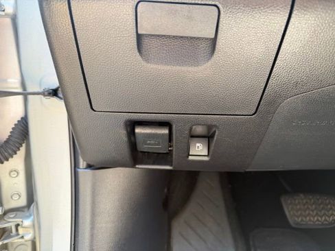 Used 2020 Toyota Highlander Limited FWD image 32