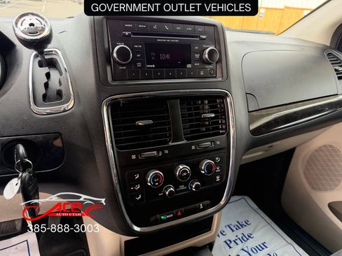 Used 2017 Dodge Grand Caravan SE w/ UConnect Hands-Free Group image 12