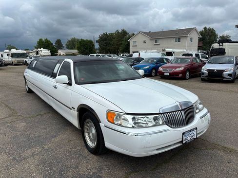 Used 2001 Lincoln Town Car Executive image 3