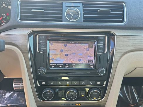 Used 2017 Volkswagen Passat 1.8T SEL Premium image 16