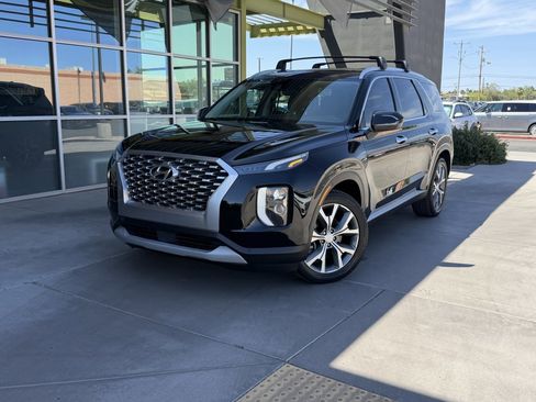 Used 2022 Hyundai Palisade SEL w/ Premium Package FWD image 2