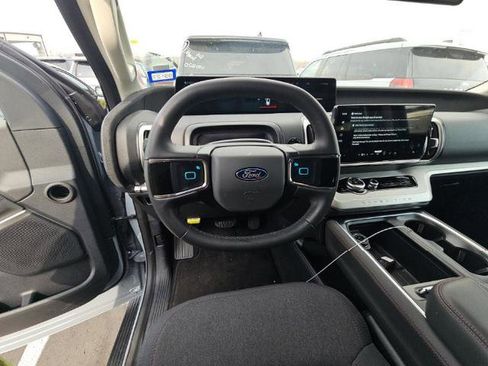 Used 2025 Ford Expedition Active image 11