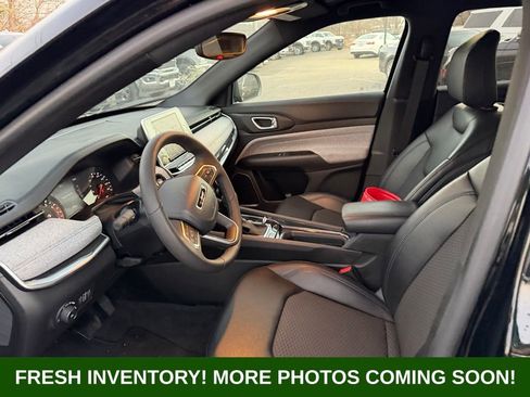Used 2025 Jeep Compass Latitude image 8