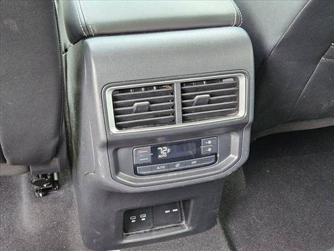 Used 2025 Volkswagen Atlas SE FWD image 17
