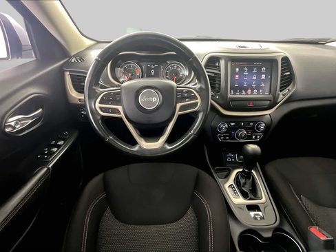 Used 2017 Jeep Cherokee Latitude FWD image 5