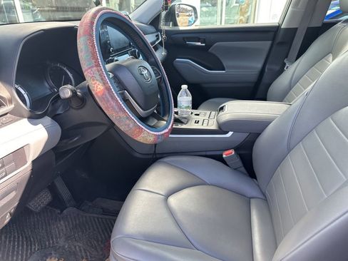 Used 2022 Toyota Highlander XLE image 7