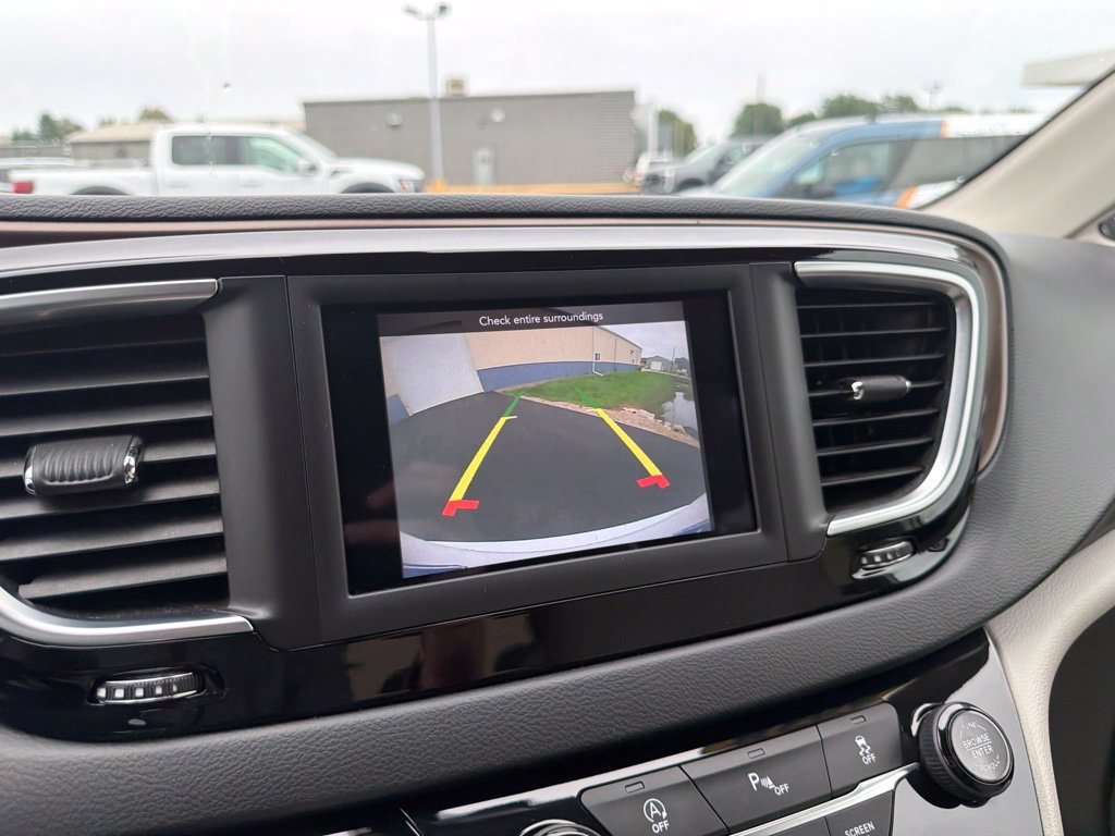 Used 2018 Chrysler Pacifica Touring-L w/ Tire & Wheel Group FWD image 18