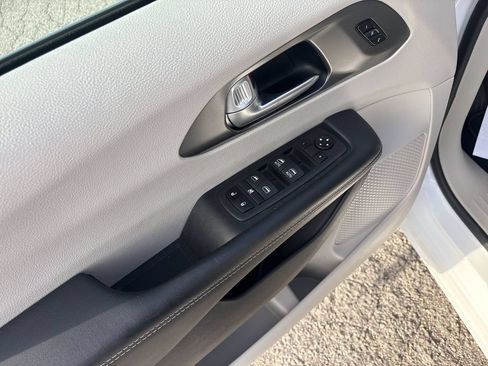 Used 2024 Chrysler Pacifica Touring-L FWD image 15