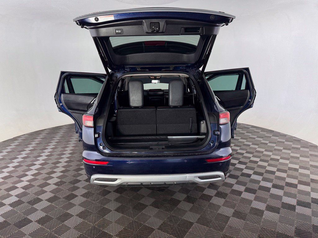 Used 2023 Mitsubishi Outlander SE AWD/4WD image 17