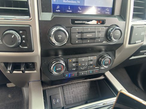 Used 2020 Ford F250 Lariat w/ Lariat Ultimate Package AWD/4WD image 29