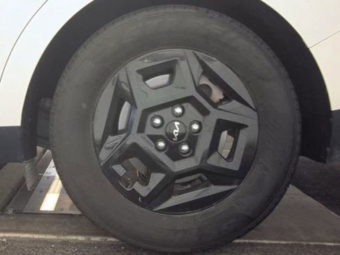 Used 2025 Kia Carnival image 20