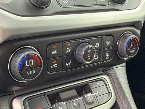 Certified 2023 GMC Acadia SLT w/ Preferred Package FWD image 18
