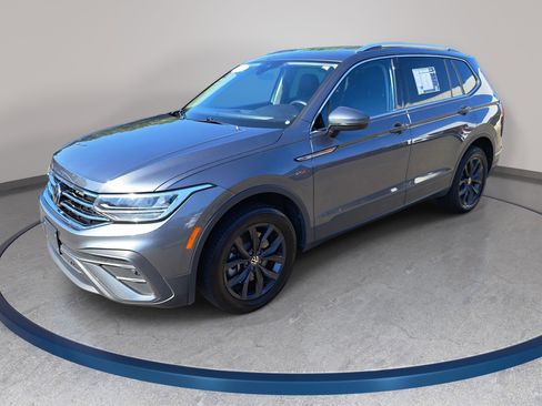 Used 2024 Volkswagen Tiguan SE FWD image 1