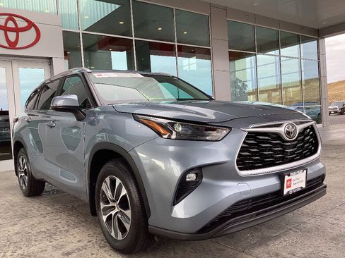 Certified 2023 Toyota Highlander XLE image 2