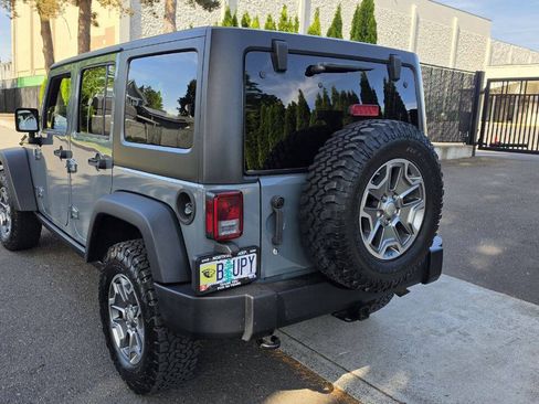 Used 2015 Jeep Wrangler Unlimited Rubicon w/ Connectivity Group AWD/4WD image 9