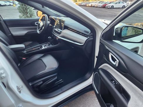 Used 2024 Jeep Compass Latitude image 12