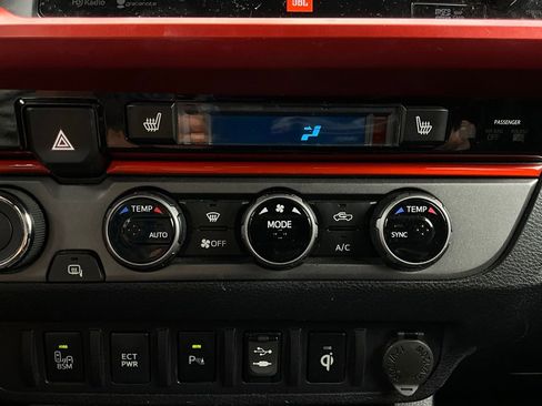 Used 2016 Toyota Tacoma TRD Sport image 29