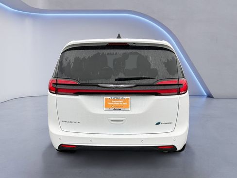 Certified 2024 Chrysler Pacifica Select image 4