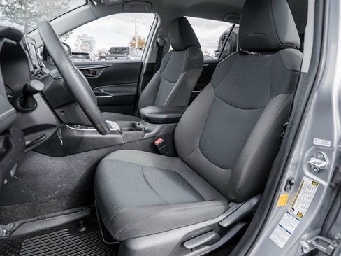 Used 2021 Toyota RAV4 LE image 10