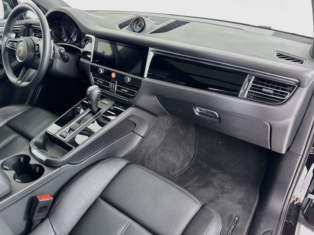 Certified 2025 Porsche Macan AWD/4WD image 31