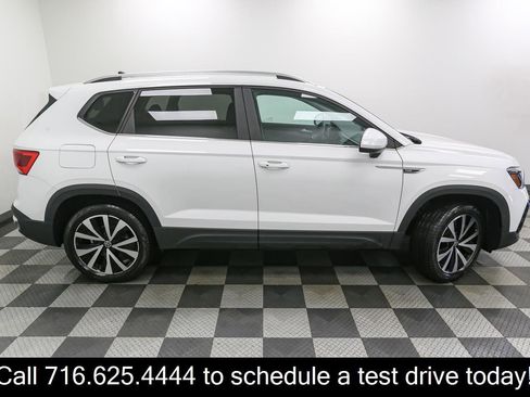 Certified 2023 Volkswagen Taos SE w/ Panoramic Sunroof Package AWD/4WD image 9