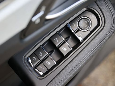 Certified 2026 Porsche Macan AWD/4WD image 20