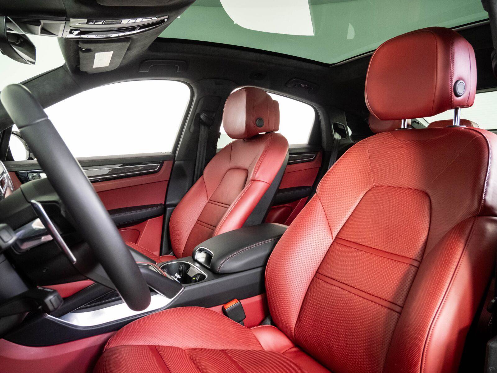 Certified 2023 Porsche Cayenne Turbo AWD/4WD image 5