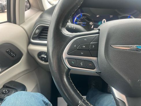 Used 2021 Chrysler Pacifica Touring-L FWD image 14