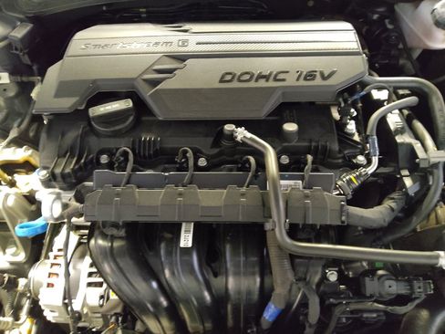 Used 2025 Hyundai Elantra SE FWD image 30
