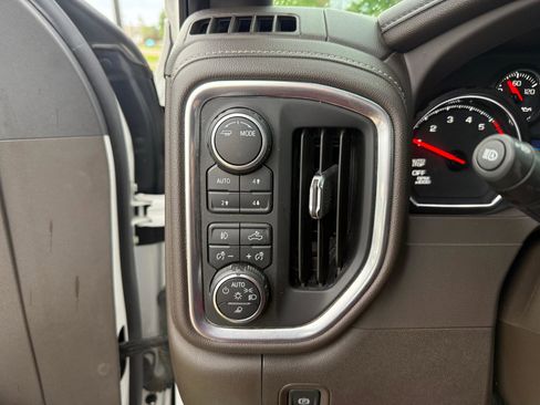 Used 2022 Chevrolet Silverado 1500 LTZ AWD/4WD image 17
