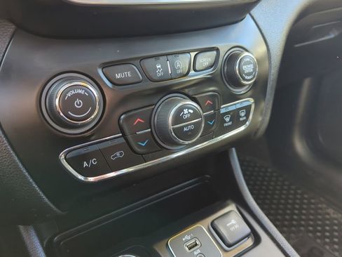 Used 2019 Jeep Cherokee Trailhawk image 16