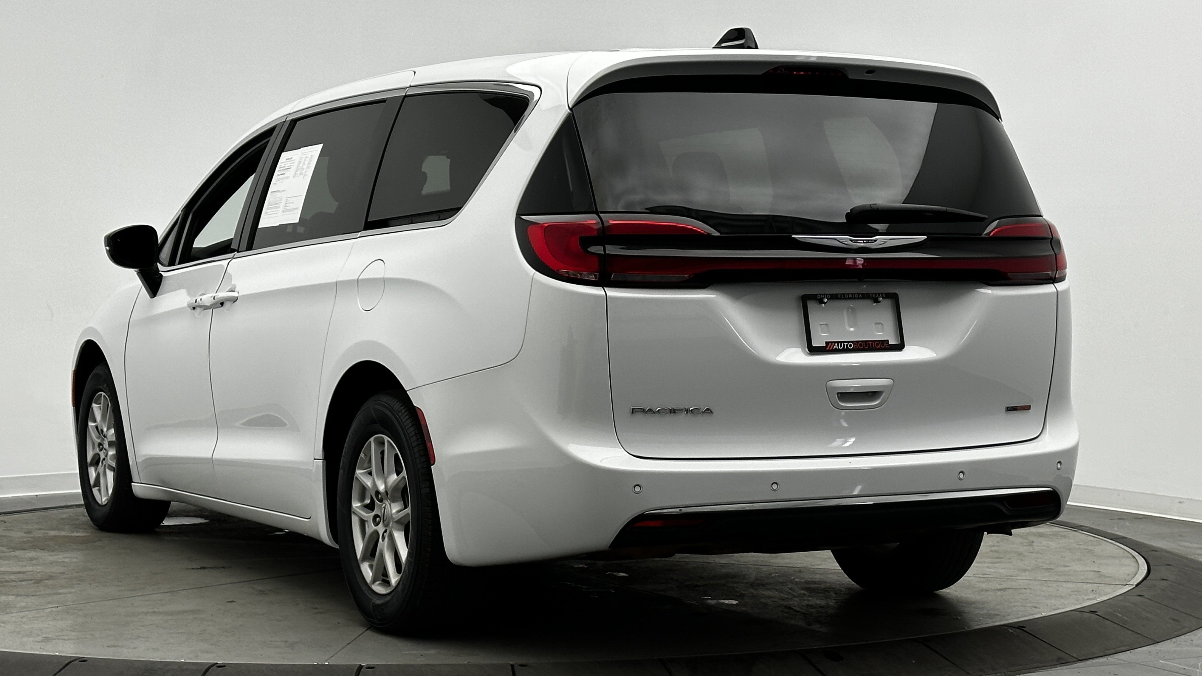 Used 2025 Chrysler Pacifica Select FWD image 4