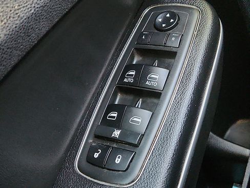 Used 2018 Chrysler 300 Touring w/ Chrome Appearance Package image 17