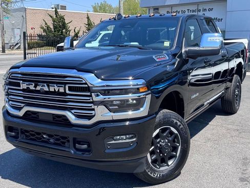 Used 2025 RAM 2500 Laramie AWD/4WD image 3