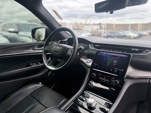 Used 2022 Jeep Grand Cherokee Overland w/ Luxury Tech Group IV image 21