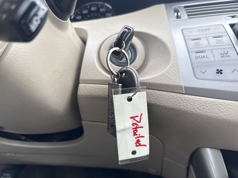 Used 2010 Toyota Avalon XLS image 25