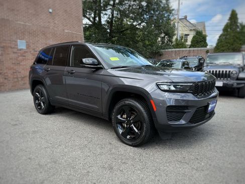 Used 2023 Jeep Grand Cherokee Altitude AWD/4WD image 3