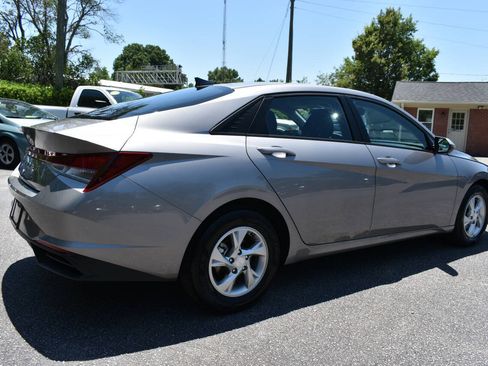 Used 2023 Hyundai Elantra SE FWD image 3