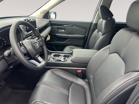 New 2025 Honda Pilot Touring image 9