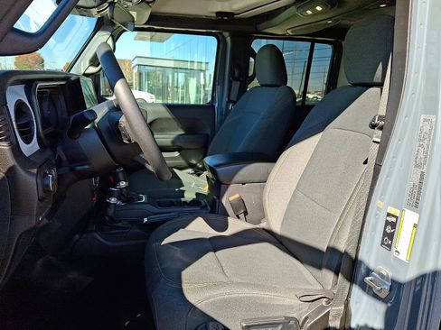 Used 2024 Jeep Wrangler Willys image 13