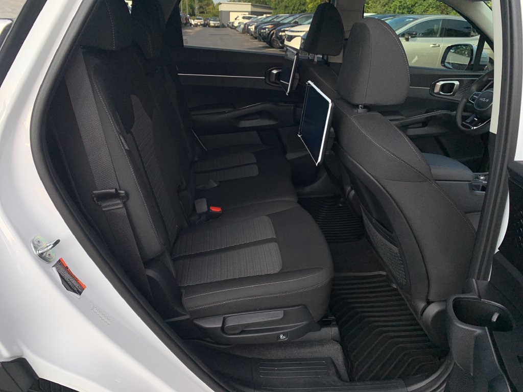 Used 2025 Kia Sorento LX FWD image 29