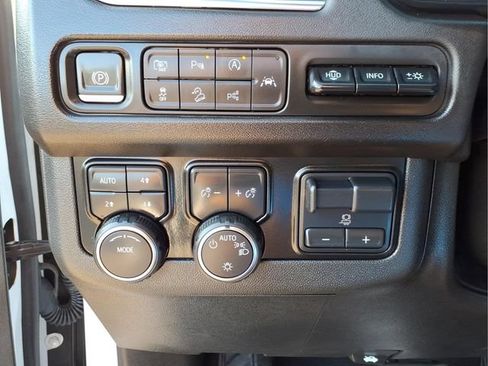 Used 2023 Chevrolet Suburban Premier w/ Advanced Technology Package AWD/4WD image 18