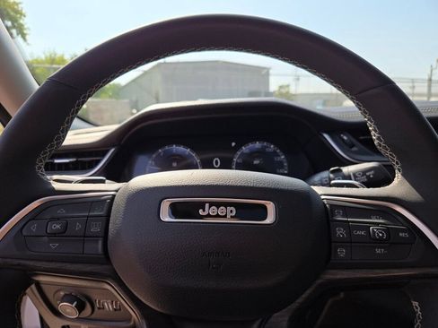 Used 2023 Jeep Grand Cherokee Limited AWD/4WD image 33